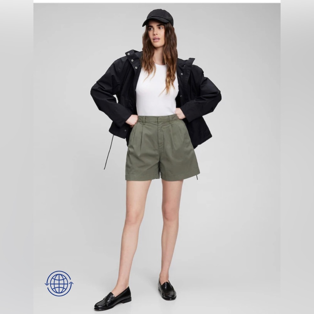 Gap high rise pleated khaki shorts with washwell - size 0